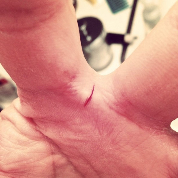 Vết cắt của giấy thực sự còn đau hơn vết cắt của dao.