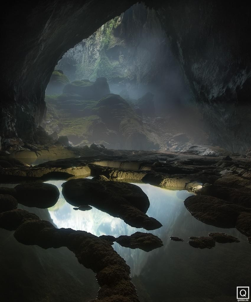 Hang Sơn Đoòng được phát hiện lần đầu tiên năm 1991 bởi anh Hồ Khanh một cách rất tình cờ - khi anh vào trú mưa trong chuyến vào rừng tìm trầm. Tuy nhiên, hang Sơn Đoòng chỉ thực sự được biết khi nó được Đoàn thám hiểm của Hiệp hội hang động Hoàng gia Anh khám phá và công bố trước báo giới vào tháng 4 năm 2009. Nguồn ảnh trong bài: Ryan Deboodt