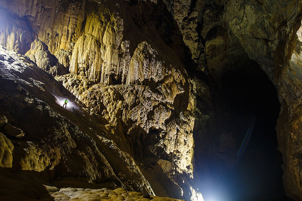 Bức tượng khổng lồ tuyệt đẹp ở hang Sơn Đoòng vẫn luôn thu hút sự chú ý đối với bất kỳ du khách nào trên thế giới, đặc biệt là những ai yêu thích sự mạo hiểm và khám phá.