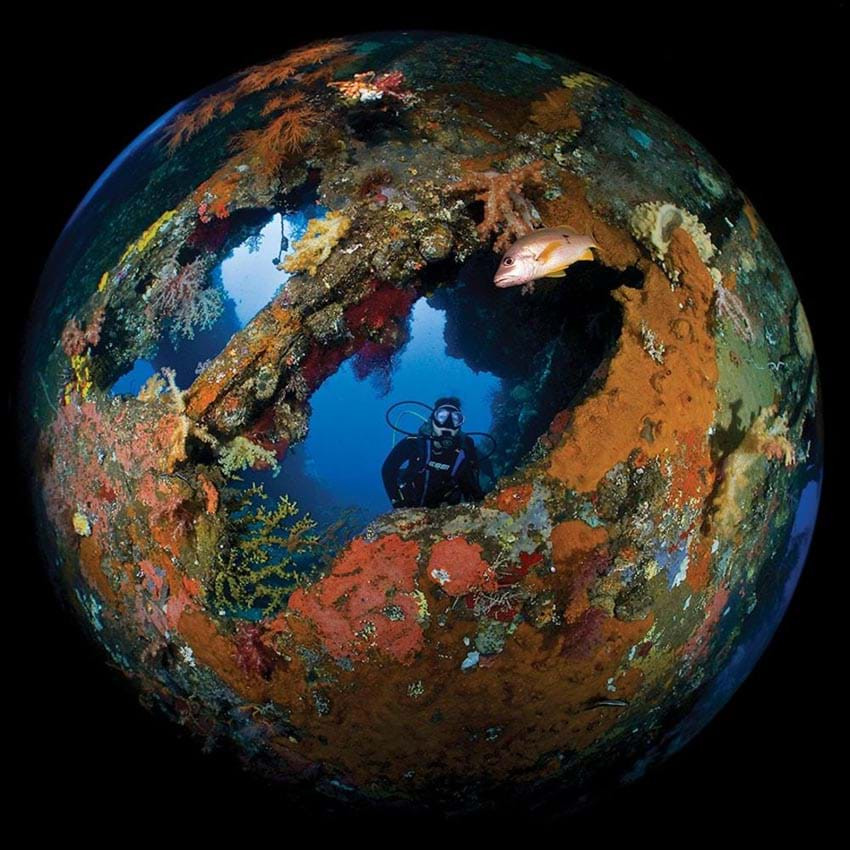 Một ống lens góc cực rộng đã biến một mảnh vỡ của USAT Liberty ở Bali thành một hình ảnh đầy sáng tạo khiến chúng ta liên tưởng tới hành tinh Trái đất mình đang sống. Ảnh: Enrico Somogyi.