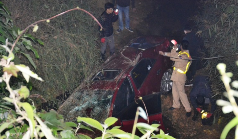  Ô tô lao xuống cống sâu trong đêm, 1 người tử vong, 2 người bị thương: Chiều 16/12/2022, ô tô biển kiểm soát 24A.00386 di chuyển với tốc độ khoảng 45 - 50 km/h trên phố 30/4, hướng từ Sân quảng trường trung tâm ra Nhà thi Đấu đa năng tỉnh Lào Cai (địa phận phường Bình Minh, TP Lào Cai) thì bất ngờ rơi xuống cống sâu. Hậu quả, làm 1 người chết và hai người bị thương.