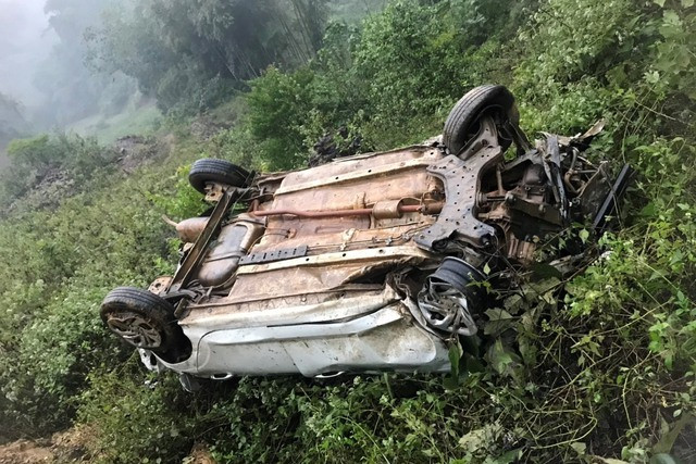  Ô tô bất ngờ lao xuống vực sâu, 3 người bị thương nặng: Khoảng 3h30 ngày 9/12/2022, tại km 138 + 500m Quốc lộ 6 thuộc địa phận xóm Phiêng Xa, xã Đồng Tân, huyện Mai Châu (Hòa Bình) xe taxi loại 5 chỗ BKS: 26A-143.53 do tài xế Lương Thế Anh (SN 2003, trú tại thị trấn Nông trường, huyện Mộc Châu, Sơn La) điều khiển bất ngờ rơi xuống vực (sâu khoảng 120m) bên phải đường theo hướng Hà Nội - Sơn La. Hậu quả khiến 3 người bị thương nặng. 