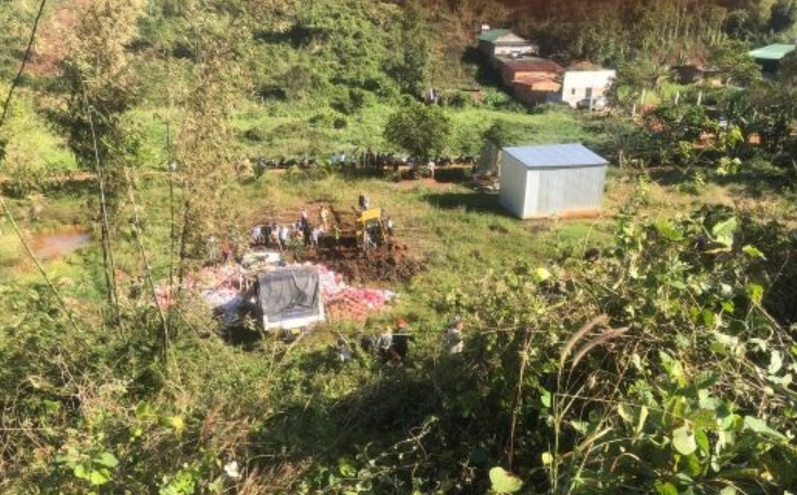  Lao xuống vực sâu, tài xế xe tải chở nước ngọt tử vong: Khoảng 14h45 ngày 30/1, tài xế Nguyễn Văn C. (SN 1990, trú tại tỉnh Cà Mau) điều khiển xe tải BKS 51C-91095 chở theo lượng lớn nước ngọt đóng chai, lưu thông theo hướng quốc lộ 14 rẽ vào đường Thái Phiên, phường Nghĩa Tân (TP Gia Nghĩa, tỉnh Đắk Nông). Khi đang chuẩn bị vào đến kho hàng của Công Ty TNHH MTV Win Win, chiếc xe bất ngờ lao xuống vực sâu gần sân bóng Tỉnh đoàn Đắk Nông. Hậu quả, tài xế C. tử vong tại chỗ, chiếc xe tải bị hư hỏng nặng, hàng trăm thùng nước bẹp dúm. 