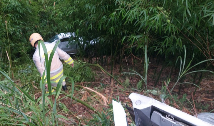  Ô tô lao xuống vực khiến 5 người trong gia đình bị thương nặng: Sáng 30/4/2022, tại km 19+200, tỉnh lộ 136, thuộc địa phận bản Chăn Nuôi, xã Bản Hon, huyện Tam Đường, tỉnh Lai Châu, tài xế sinh năm 1985, trú tại Hà Nội điều khiển xe ô tô chạy theo hướng Tam Đường đi thành phố Lai Châu, chở theo vợ và 3 con, khi di chuyển đến địa điểm trên thì mất lái, lao xuống vực. Vụ tai nạn đã làm xe ô tô bị hư hỏng nặng, hai cháu nhỏ bị gãy đùi trái, 3 người còn lại bị đa chấn thương. 