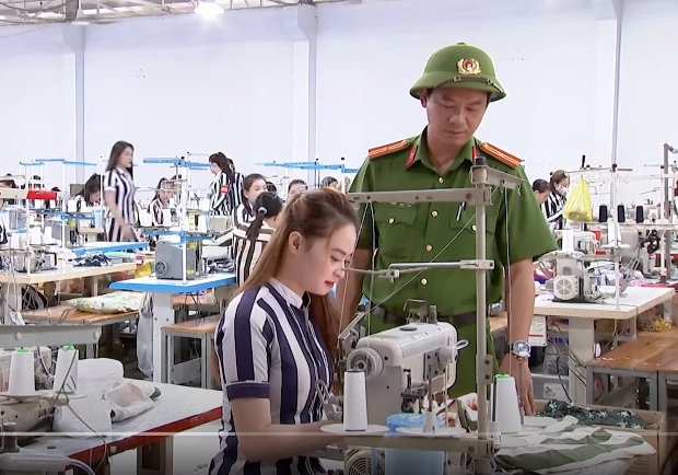 Quãng thời gian chìm đắm trong cuộc sống như ông hoàng bà chúa của Ngọc Miu quá ngắn ngủi khi đặt lên bàn cân với bản án 16 năm tù. Nhưng nó là bài học thích đáng với những kẻ ôm mộng làm giàu từ cái chết trắng. Ngọc Miu chia sẻ: “Ma túy là một thứ khi mọi người bước chân vào rồi rất khó bước chân ra, vòng xoay đồng tiền của ma túy làm mờ mắt tất cả mọi thứ. Nó là thứ, 1 lời 10. Khi các bạn sài những đồng tiền như vậy là các bạn vào vòng xoáy rồi vì ma túy không phải nói bước vào muốn ra là sẽ ra được”. (Ảnh: Truyền hình Quốc hội) 