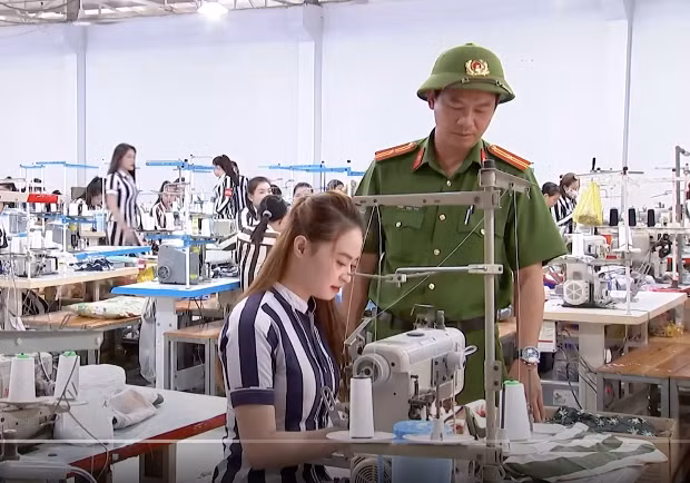 Quãng thời gian chìm đắm trong cuộc sống như ông hoàng bà chúa của Ngọc Miu quá ngắn ngủi khi đặt lên bàn cân với bản án 16 năm tù. Nhưng nó là bài học thích đáng với những kẻ ôm mộng làm giàu từ cái chết trắng. Ngọc Miu chia sẻ: “Ma túy là một thứ khi mọi người bước chân vào rồi rất khó bước chân ra, vòng xoay đồng tiền của ma túy làm mờ mắt tất cả mọi thứ. Nó là thứ, 1 lời 10. Khi các bạn sài những đồng tiền như vậy là các bạn vào vòng xoáy rồi vì ma túy không phải nói bước vào muốn ra là sẽ ra được”. (Ảnh: Truyền hình Quốc hội) 