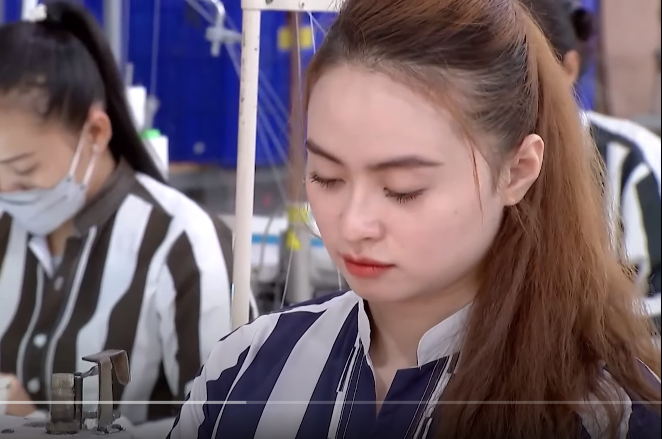 “Không đi quay quảng cáo cũng không quay ngoại cảnh cho ca sỹ nữa. Đó là lúc tôi mới sinh con, thời gian tôi bị bắt con tôi mới 10 tháng tuổi, tôi muốn chăm lo cho gia đình nhỏ của mình nhưng mong muốn cũng không thành, cả 2 vợ chồng đều xảy ra chuyện như vậy, tan nát hết mọi thứ. Cháu giờ ông bà ngoại nuôi, chưa làm tròn trách nhiệm người mẹ người cha, vì chúng tôi mà để con chịu mất mát quá nhiều thứ”, Ngọc Miu nói. (Ảnh: Truyền hình Quốc hội)