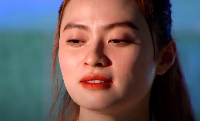 Trả lời trên Truyền hình Quốc hội, Ngọc Miu nói: “Mọi người bị tuyên án, tử hình, tử hình, tử hình, chung thân, mình cảm thấy đau lòng cho người thân của mình, bị tuyên án trước mắt mình mà không làm được gì. Mình cũng lo lắng cho bản thân, không biết bị tuyên án bao nhiêu và khi biết tuyên án 16 năm, thực sự cũng mừng vì mình có cơ hội để quay về, để suy nghĩ lại và có thể làm lại những điều trước đây chưa bao giờ mình làm”. (Ảnh: Truyền hình Quốc hội)