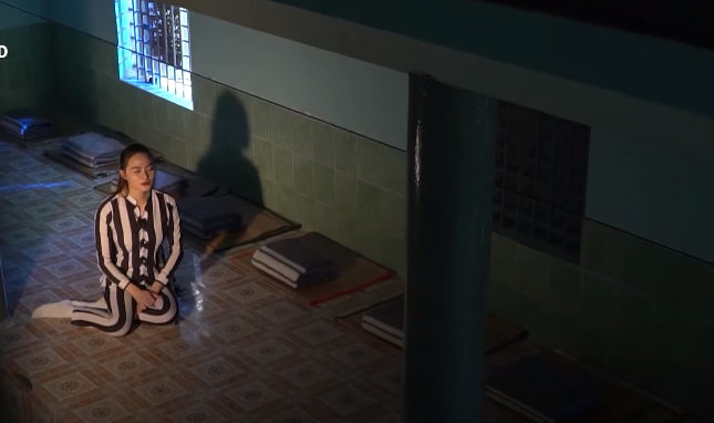 Ngọc Miu chia sẻ: “Tôi là người vợ thứ 3 của anh, người có thể nói là chen chân vào hạnh phúc của người khác. Nhưng mọi người không ai sống trong hoàn cảnh của tôi và không ai hiểu anh như tôi. Những người phụ nữ bước vào đời anh, anh đã chia tay rồi và tôi mặc dù là người đến sau nhưng không lấy đi của ai cái gì. Chưa từng đám cưới, đến tên thật của anh tôi cũng không biết, nhưng tôi thương anh nhiều. Nên tôi đã giúp chồng đem số ma túy đi cất giữ, số ma túy đó là 3.500 viên. Tôi chỉ có thể suy nghĩ được là tôi sẽ vì anh để có thể làm được tất cả mọi thứ”. (Ảnh: Truyền hình Quốc hội)