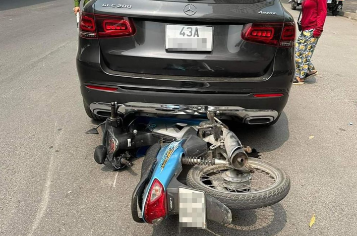 Xe may gap nan vi chiec Mercedes do giua duong o Ha Noi