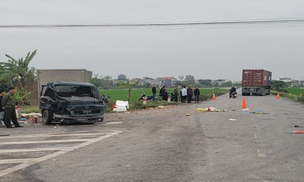 Bac Ninh: Xe tai va cham voi o to dau keo, 2 nguoi tu vong