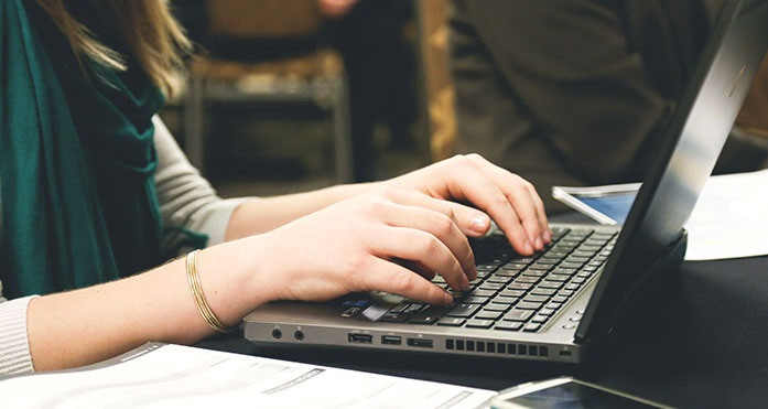  Lên mạng làm cộng tác viên online, cô gái mất hơn 300 triệu: Ngày 18/4/2022, chị T. (SN 1995, trú tại Long Biên, Hà Nội) thấy quảng cáo tuyển cộng tác viên thanh toán đơn hàng online trên facebook, chị T. đã tham gia. Khi làm nhiệm vụ thanh toán đơn hàng 1 có giá trị 160.000 đồng, cô gái này nhận được số tiền 250.000 đồng, đơn hàng 2 có giá trị 600.000 đồng thì nhận được 800.000 đồng. Đến nhiệm vụ lần 3, chị T. đã chuyển 312 triệu thì các đối tượng thông báo số tiền muốn rút vượt quá 500 triệu nên cần phải làm thêm giao dịch trị giá 450 triệu đồng mới được rút toàn bộ số tiền. Sau đó, chị T. nói chuyện với gia đình và được người nhà khuyên can nên đã đến cơ quan công an trình báo.(Ảnh minh họa)