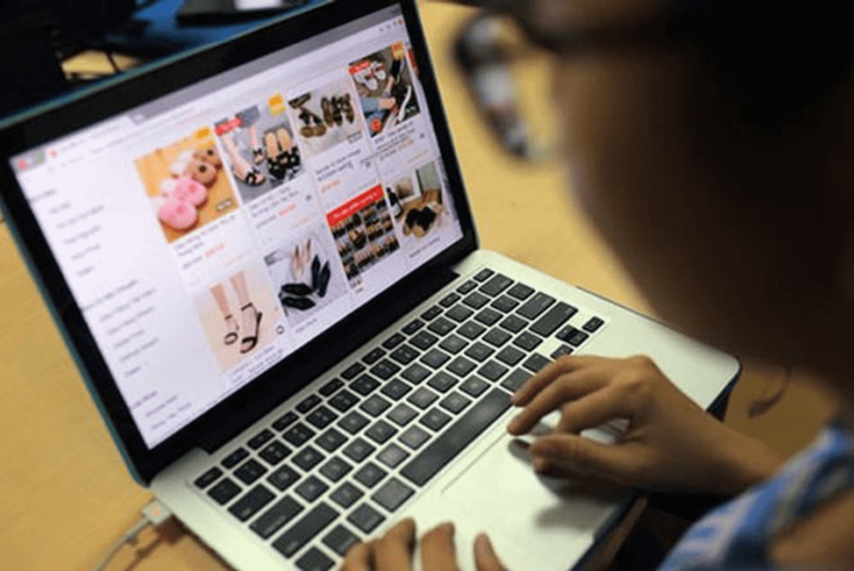  "Sập bẫy" tuyển cộng tác viên bán hàng, người phụ nữ mất 1,2 tỷ: Ngày 1/7/2022, chị T (SN 1983; trú tại quận Long Biên, Hà Nội) thấy quảng cáo tuyển cộng tác viên xử lý đơn hàng online trên facebook nên đã tham gia. Khi làm nhiệm vụ thanh toán 4 đơn hàng đầu thì chị T nhận được số tiền 900.000 đồng. Từ nhiệm vụ lần thứ 5 đến lần thứ 10, chị T đã chuyển 1,2 tỷ đồng nhưng không nhận được tiền. Biết mình bị lừa, chị T đã đến Công an phường Bồ Đề trình báo. (Ảnh minh họa)