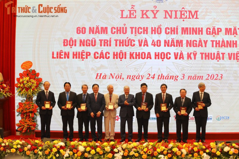 Đồng chí Đỗ Văn Chiến, Bí thư Trung ương Đảng, Chủ tịch Uỷ ban Trung ương Mặt trận Tổ quốc Việt Nam và Đồng chí Phan Xuân Dũng, Bí thư Đảng Đoàn, Chủ tịch Liên hiệp các Hội KH&amp;KT Việt Nam tặng Biểu trưng tri ân các đồng chí nguyên Lãnh đạo Liên hiệp Hội Việt Nam qua các thời kỳ.