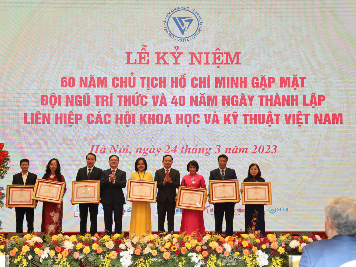 Đồng chí Trần Lưu Quang, Ủy viên Trung ương Đảng, Phó Thủ tướng Chính phủ và đồng chí Phan Xuân Dũng, Bí thư Đảng đoàn, Chủ tịch Liên hiệp các Hội KH&amp;KT Việt Nam trao tặng Bằng khen của Thủ tướng Chính phủ cho các tập thể và cá nhân. 