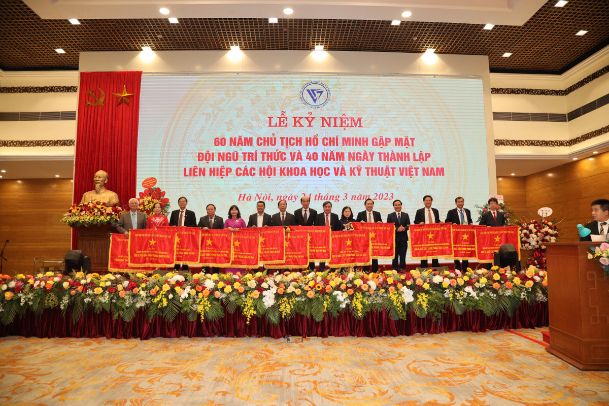 Đồng chí Phạm Quang Thao, Phó Chủ tịch, Chủ nhiệm Ủy ban Kiểm tra Liên hiệp Hội Việt Nam và đồng chí Phạm Ngọc Linh, Phó Chủ tịch Liên hiệp Hội Việt Nam trao tặng Cờ thi đua cho các đơn vị.