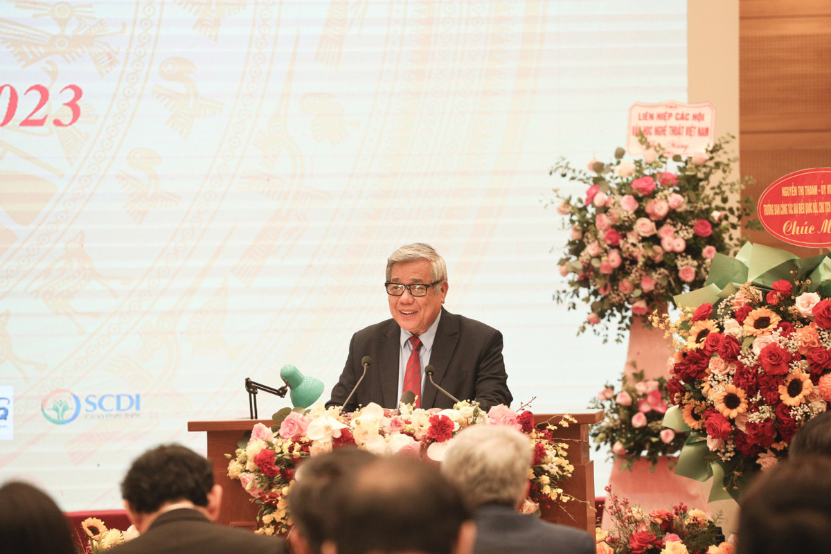 “Đất nước Việt Nam đang có một cơ đồ lớn để có thể thực hiện khát vọng đưa Dân tộc đi tới phồn vinh. Hơn bao giờ hết chúng ta phải đủ khả năng biến tất cả những gì người Việt Nam có thành lợi thế đưa Đất nước đi lên. Trong sự nghiệp vĩ đại này, đội ngũ trí thức dưới sự lãnh đạo của một Đảng chính trị đầy trí tuệ sẽ đóng vai trò cực kỳ quan trọng”, GS.TSKH.NGND Vũ Minh Giang nhấn mạnh.