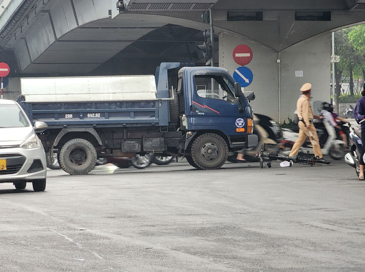 Ha Noi: Va cham voi o to, mot nguoi di xe dap tu vong