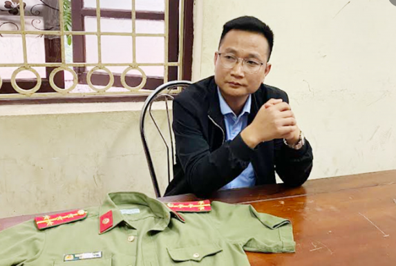 Lang Son: Khoi to nguoi dan ong mua trang phuc Cong an de… lua dao