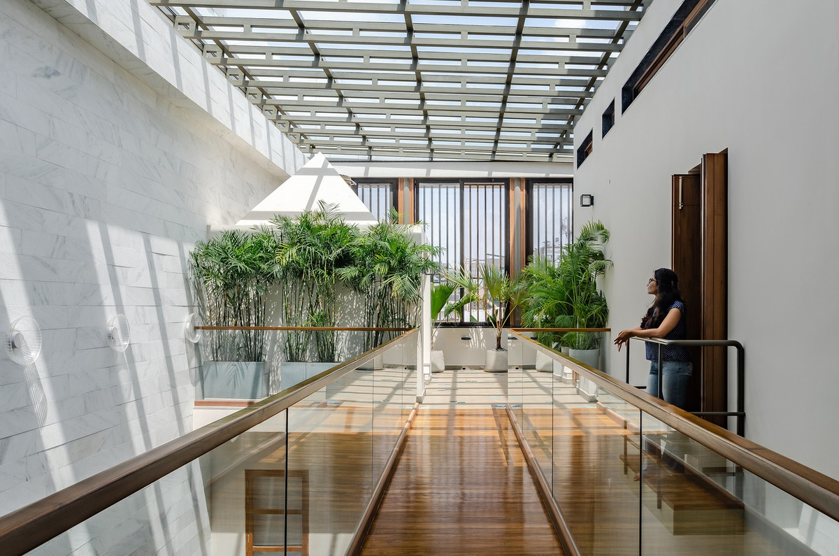 Gia chủ mong muốn có nhiều ánh sáng trong không gian nhất có thể nên kiến trúc sư làm giếng trời bằng 1/3 diện tích mái.