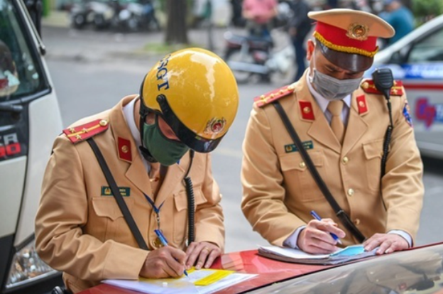 Qua sự việc trên, Công an Hà Nội khuyến cáo, việc thông báo hoạt động của lực lượng cảnh sát giao thông giúp người vi phạm né tránh các chốt của lực lượng chức năng là hành vi vi phạm pháp luật, không chỉ cản trở, tác động xấu đến hiệu quả công tác tuần tra kiểm soát, xử lý vi phạm giao thông. Không chỉ vậy, việc làm này có thể để các đối tượng phạm pháp hình sự, tàng trữ, vận chuyển ma túy, vũ khí … biết để né tránh lực lượng làm nhiệm vụ. (Ảnh minh hoạ)