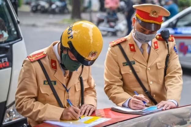 Qua sự việc trên, Công an Hà Nội khuyến cáo, việc thông báo hoạt động của lực lượng cảnh sát giao thông giúp người vi phạm né tránh các chốt của lực lượng chức năng là hành vi vi phạm pháp luật, không chỉ cản trở, tác động xấu đến hiệu quả công tác tuần tra kiểm soát, xử lý vi phạm giao thông. Không chỉ vậy, việc làm này có thể để các đối tượng phạm pháp hình sự, tàng trữ, vận chuyển ma túy, vũ khí … biết để né tránh lực lượng làm nhiệm vụ. (Ảnh minh hoạ)