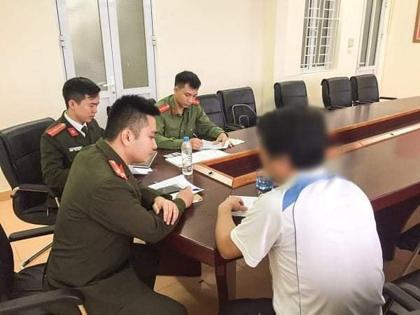  Lập nhóm trên Zalo bày cách "né" chốt CSGT bị phạt 5 triệu đồng: Ngày 5/3/2020, Công an TP Hà Tĩnh đã ra quyết định xử phạt vi phạm hành chính 5 triệu đồng đối với Phan Văn T. (44 tuổi, trú tại TP Hà Tĩnh) vì lập nhóm Zalo vẽ đường cho người dân ‘né’ chốt Cảnh sát giao thông kiểm tra nồng độ cồn. Hành vi của anh T. được xác định vi phạm về việc thu thập, xử lý và sử dụng thông tin của tổ chức, cá nhân khác mà không được sự đồng ý hoặc sai mục đích theo quy định của pháp luật.