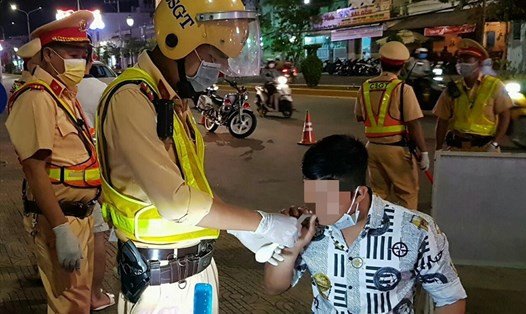  Phạt tiền 3 người theo dõi, báo chốt CSGT cho tài xế: Ngày 12/1, Công an huyện Lạng Giang, tỉnh Bắc Giang, cho biết vừa ra quyết định xử phạt hành chính Hoàng Xuân L. (sinh năm 1997), Hoàng Hồng S. (sinh năm 1998) và Giáp Thanh T. (sinh năm 1980) về hành vi thu thập, xử lý và sử dụng thông tin trái phép, mỗi trường hợp vi phạm bị phạt 7,5 triệu đồng. Ba cá nhân khai được 15 tài xế thuê sử dụng điện thoại di động để theo dõi, cập nhật hình ảnh, vị trí, tuyến đường tuần tra của CSGT nhằm tránh bị xử phạt vi phạm. (Ảnh minh hoạ)