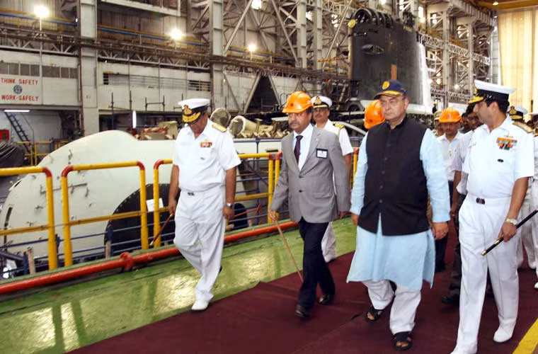 Dự kiến, việc chuyển giao các tàu còn lại sẽ diễn ra lần lượt vào các năm tiếp theo. Các tàu ngầm INS Kalvari (S50) sẽ thay thế vai trò chiến đấu lớp tàu ngầm Kilo 877EKM đã phục vụ trên 20 năm.