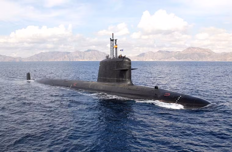 Tàu ngầm tấn công lớp Scorpene có lượng giãn nước 1.565 tấn, dài 61,7m, rộng 6,2m, mớn nước 5,8m được phát triển bởi hãng đóng tàu DCNS Pháp. Đây được xem là một trong những thiết kế tàu ngầm xuất khẩu thành công nhất của DCNS, khi đã bán được 14 chiếc (gồm 5 chiếc chưa đóng) cho Chile, Malaysia, Ấn Độ và Brazil.