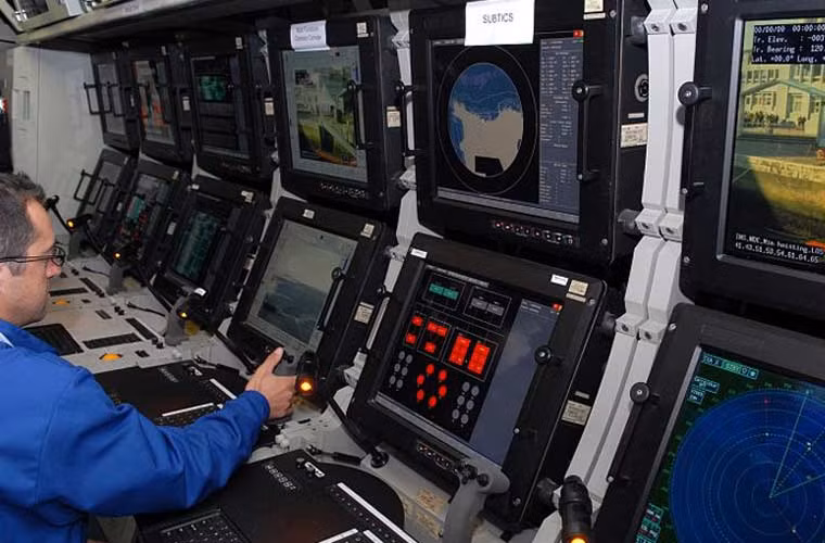 Tàu ngầm Scorpene cũng sở hữu hệ thống điện tự đặc biệt tối tân, điển hình là hệ thống quản lý chiến đấu SUBTICS. Hệ thống này chính là đầu não của tất cả các hệ thống radar, định vị sonar và radar kiểm soát hỏa lực. SUBTICS có khả năng tấn công và điều khiển một lúc 6 ngư lôi WASS “Black Shark” có đầu dẫn thông mình hoặc 8 tên lửa đối hạm Exocet. Trong ảnh là bảng điều khiển và màn hình hiển thị hệ thống SUBTICS.