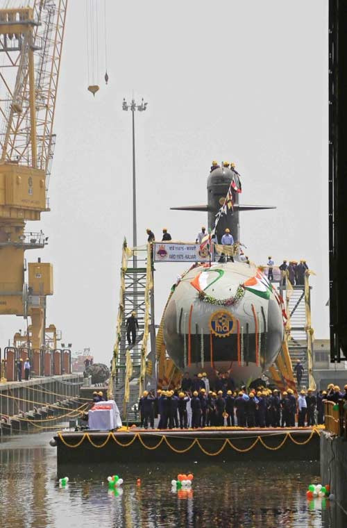 Chiếc tàu ngầm trị giá 500 triệu USD này do hãng đóng tàu DCNS Pháp thiết kế, bán công nghệ chế tạo cho Hải quân Ấn Độ. Nhà máy đóng tàu Mazagon Dock sẽ thực hiện chế tạo tổng cộng 6 chiếc với tổng giá trị hợp đồng 3 tỷ USD.
