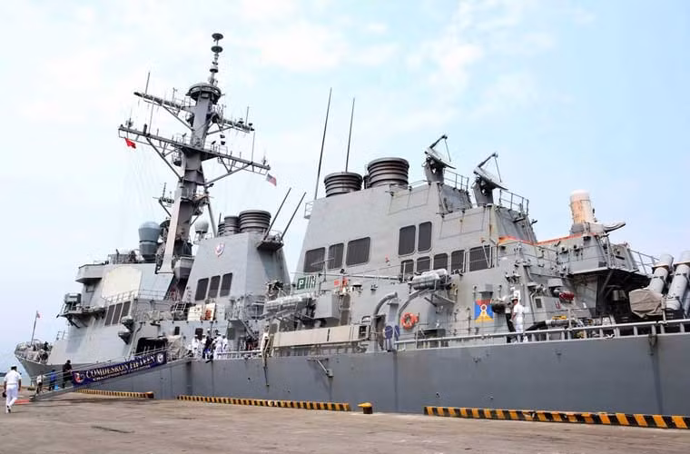Trưa 6/4, 2 tàu Hải quân Mỹ gồm tàu khu trục USS Fitgerald (DDG-62) và tàu chiến đấu ven biển USS Fort Worth (LCS-3) do đại tá Lê Bá Hùng (người Mỹ gốc Việt) chỉ huy đã cập Cảng Đà Nẵng, bắt đầu chuyến thăm hữu nghị thành phố Đà Nẵng. Trong ảnh, tàu khu trục USS Fitgerald (DDG-62) có lượng giãn nước toàn tải 8.900 tấn, dài 154m, rộng 20m, mớn nước 9,4m. Ảnh: Vietnamplus