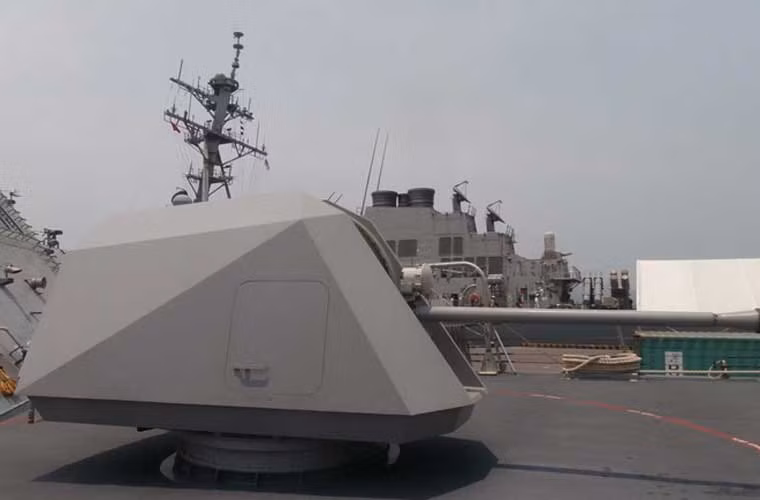 Tàu USS Fort Worth được trang bị hệ thống pháo hải quân cao tốc Bofors Mk 110 cỡ nòng 57mm. Hệ thống pháo có chức năng kép, tự đông bắn, sử dụng đạn Bofors 57mm 3P tự lập trình cho mọi mục tiêu, cho phép 3 chế độ bắn, chế độ tự động hẹn giờ, đánh giá tác động và các chức năng xuyên giáp. Ảnh: Lao động