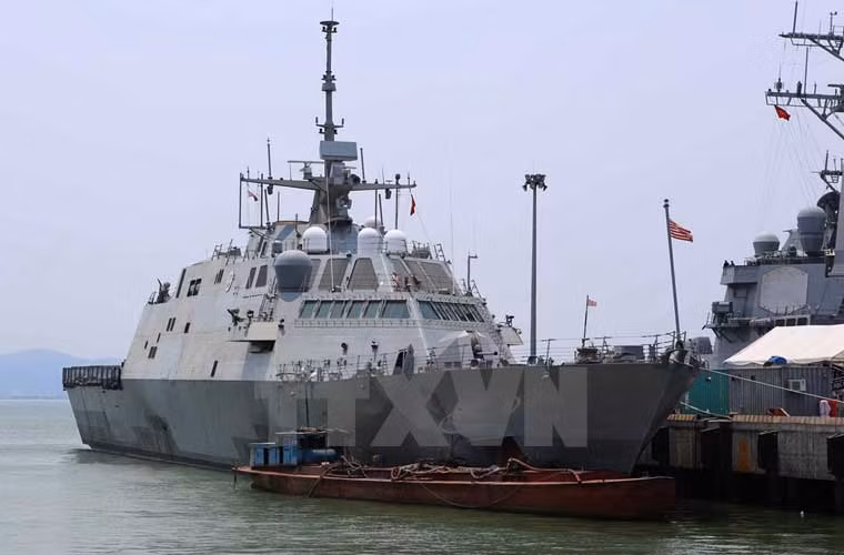 USS Fort Worth (LCS-3) là chiếc thứ 2 thuộc lớp tàu chiến đấu ven biển (Littoral Combat Ship – LCS) Freedom được thiết kế để đáp ứng khẩn cấp các nhiệm vụ hoạt động ở vùng nước nông chống lại mối đe dọa “phi đối xứng”, tàu ngầm chạy động cơ diesel và các vụ khủng bố dùng tàu (thuyền) cao tốc. Ảnh: Vietnamplus