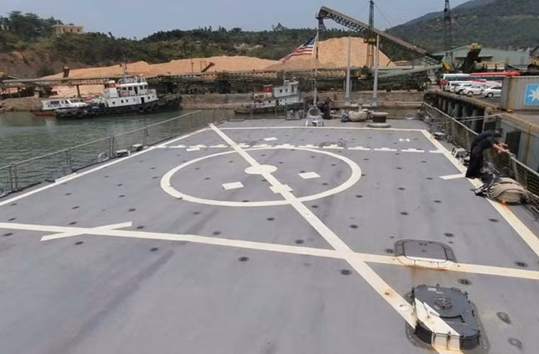 Đuôi tàu có sân bay nhỏ để trực thăng chông ngầm hạ cánh. Ảnh: Lao động