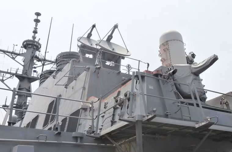 Bên cạnh tên lửa, hỏa lực phòng không tầm thấp của tàu còn có 2 bệ pháo phòng không cao tốc Phalanx CIWS. Ảnh: Lao động