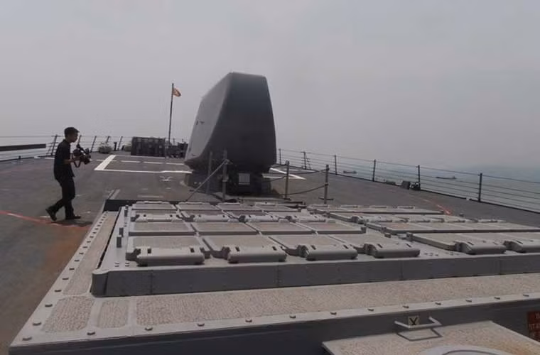 Ngay đằng sau tháp pháo 127mm là bệ phóng thẳng đứng Mk41 có thể bắn tên lửa phòng không SM-2, tên lửa hành trình đối đất Tomahawk và tên lửa chống ngầm RUM-139. Tổng cộng trên tàu có tới 90 ống phóng tên lửa kiểu Mk41, đồng nghĩa với việc có thể chứa 90 quả đạn. Ảnh: Lao động