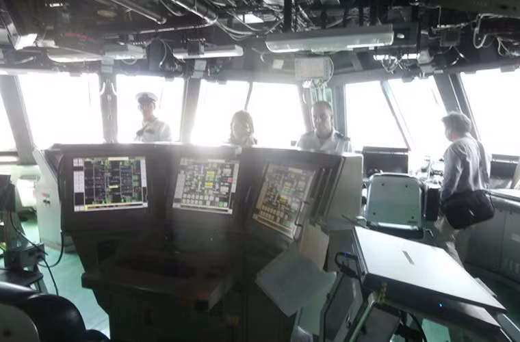 Các màn hình màu lớn hiển thị thông số kĩ thuật. Ảnh: Lao động