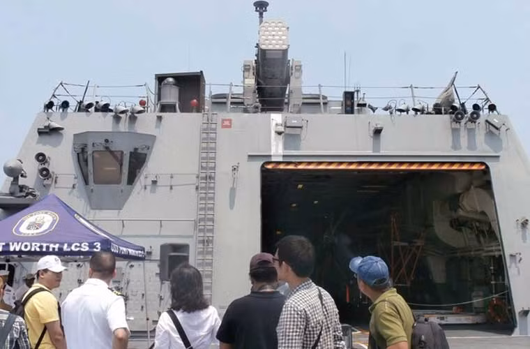 Ngay phía dưới bệ tên lửa RAM là cửa nhà chứa máy bay và sân bay phía ngoài. Ảnh: Lao động