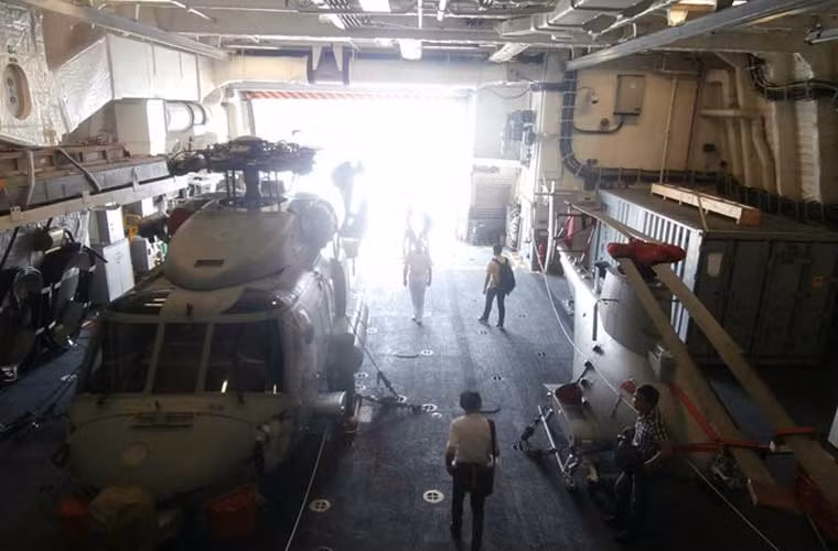 Tàu Fort Worth được bố trí một trực thăng MH-60 R Seahawk và một máy bay không người lái (VTUAV) MQ-8B Fire Scout. Máy bay Fire Scout sẽ hỗ trợ MH-60 R mở rộng tầm bay và thời gian bay nhằm tăng cường khả năng hoạt động hàng hải. Ảnh: Lao động