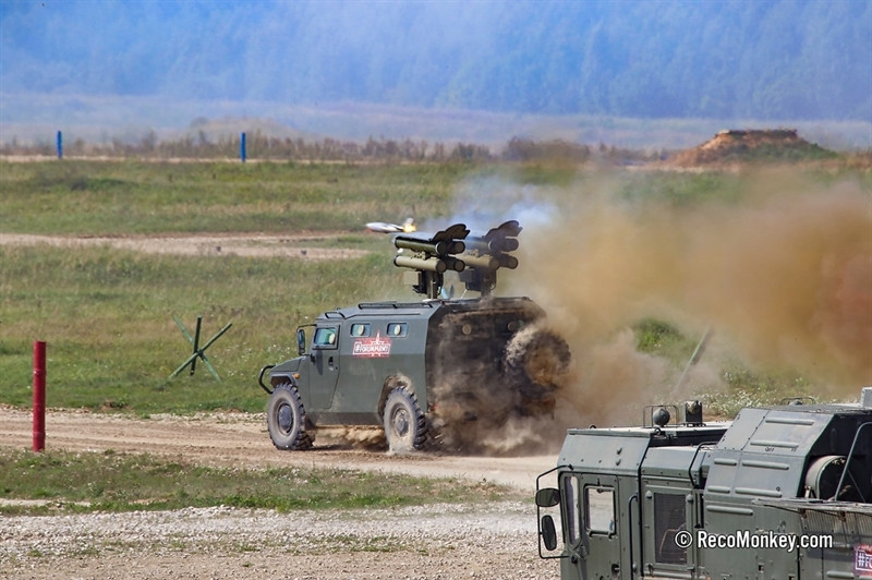 Hệ thống Kornet-EM có 8 tên lửa sẵn sàng phóng, còn cơ số đạn đầy đủ là 16 quả tên lửa. Việc phóng loạt 2 quả làm gia tăng đáng kể tốc độ bắn và hiệu suất hỏa lực, giúp vũ khí này có thể khiến những hệ thống phòng vệ chủ động (APS) trên xe tăng đối phương không kịp phản ứng.