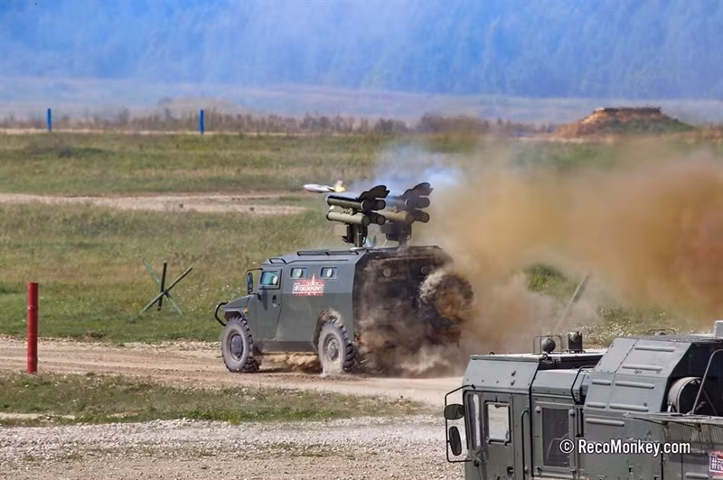 Hệ thống Kornet-EM có 8 tên lửa sẵn sàng phóng, còn cơ số đạn đầy đủ là 16 quả tên lửa. Việc phóng loạt 2 quả làm gia tăng đáng kể tốc độ bắn và hiệu suất hỏa lực, giúp vũ khí này có thể khiến những hệ thống phòng vệ chủ động (APS) trên xe tăng đối phương không kịp phản ứng.