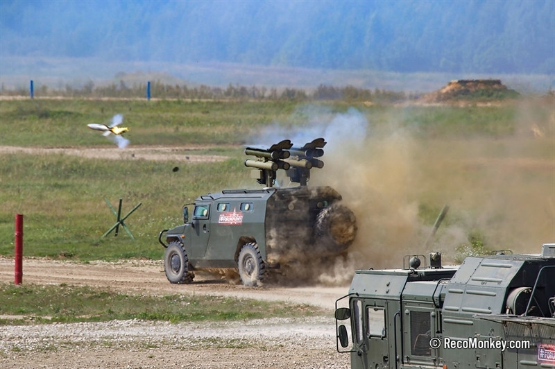 Hệ thống cho phép bắn tất cả các loại đạn tên lửa của họ Kornet-E. Kornet-EM có tầm bắn 150-10.000 m, hệ điều khiển tự động, định hướng từ xa trong tia laser, có khả năng chống nhiễu cao, có thể đồng thời tấn công 2 mục tiêu.