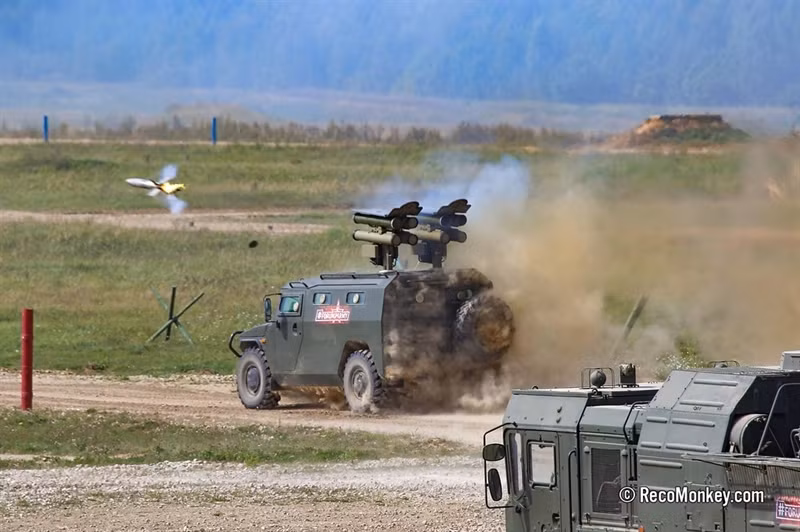 Hệ thống cho phép bắn tất cả các loại đạn tên lửa của họ Kornet-E. Kornet-EM có tầm bắn 150-10.000 m, hệ điều khiển tự động, định hướng từ xa trong tia laser, có khả năng chống nhiễu cao, có thể đồng thời tấn công 2 mục tiêu.