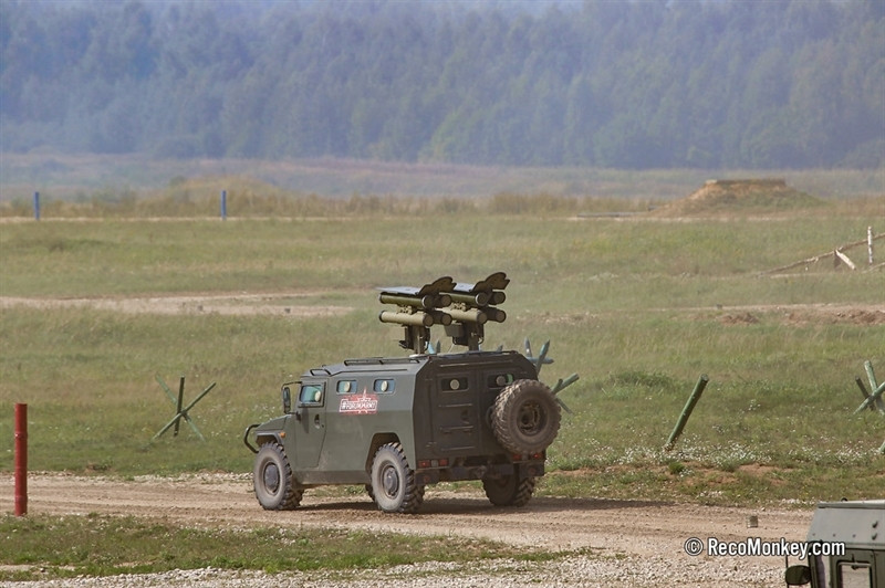 Điều làm nên sự khác biệt của tên lửa chống tăng Kornet-EM với những dòng tên lửa khác của Nga và thế giới là nó ngoài khả năng tiêu diệt các loại xe tăng còn có thể tấn công các mục tiêu mặt nước và mục tiêu bay như máy bay không người lái, trực thăng, máy bay cường kích tầm thấp.