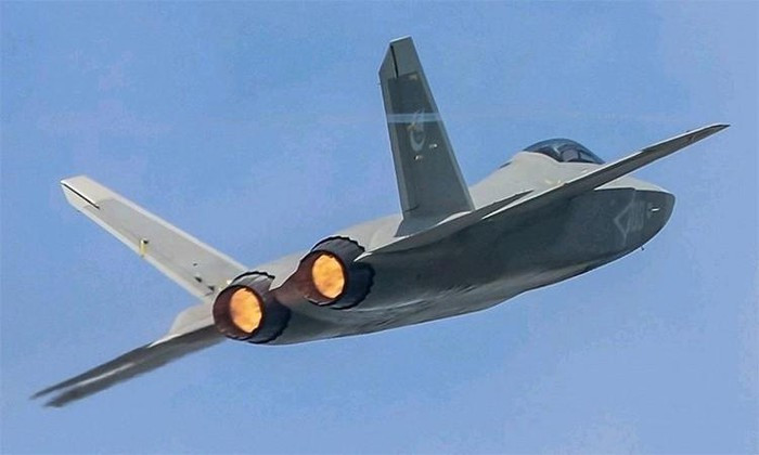 Nhiều chuyên gia quân sự nhận định, J-31 là tổng hợp thiết kế từ F-22 và F-35 của Mỹ, tuy nhiên Bắc Kinh chỉ thành công trong việc sao chép hình dáng bên ngoài, còn tính năng chiến đấu thì kém xa.