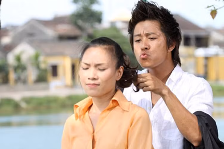 Lần đầu đóng phim, "họa mi tóc nâu" bị chê diễn gượng gạo. Ảnh: Đất Việt