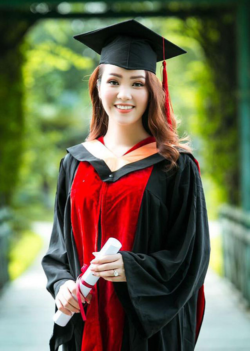 Tháng 11/2018, Thụy Vân từng hé lộ ông xã đã đưa đón vợ suốt 2 năm học cao học. Ảnh: FBNV