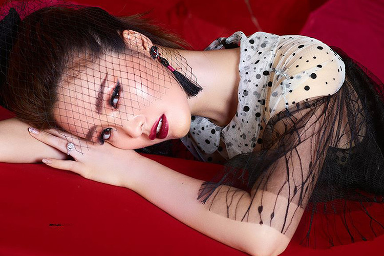 Thụy Vân tiết lộ cô hiện giao cho ông xã luôn phải có mặt ở nhà lúc 20h để dạy học cho bé Tony- con trai của vợ chồng người đẹp. Ảnh: Tiền Phong